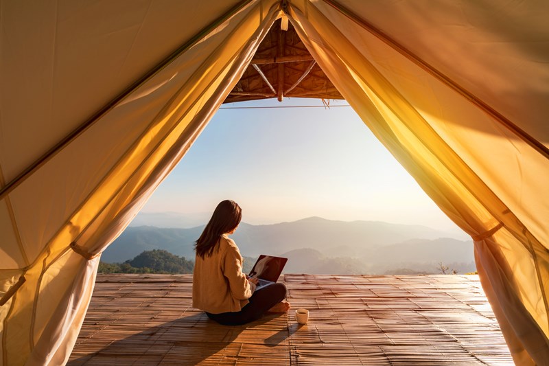 woman_on_her_laptop_in_a_remote_place